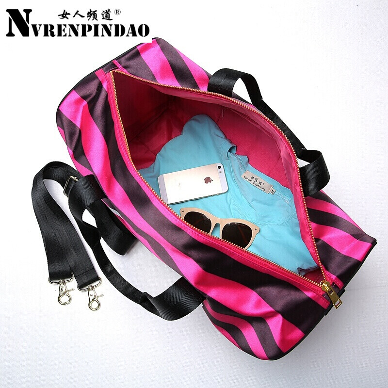 女人頻道   個(gè)性條紋旅行包女手提單肩大容量短途旅游韓版時(shí)尚行李袋運(yùn)動(dòng)健身包女 小號(hào)